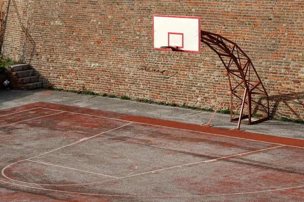 Basketbalové hřiště s cihlovou zeď pozadím — Stock fotografie