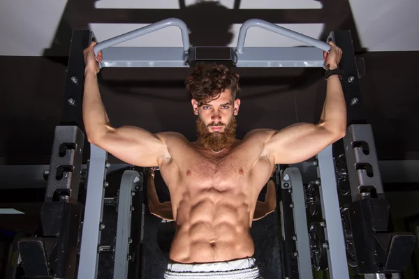 근육 질 남자 수염 훈련 — 스톡 사진