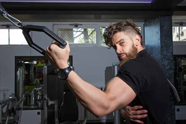 Bodybuilder entraînement dans la salle de gym — Photo