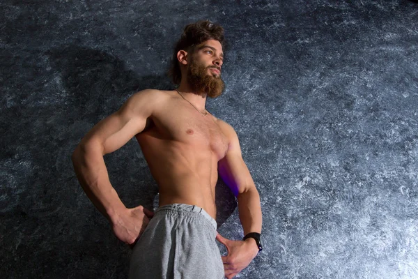 Homme musclé à la barbe — Photo