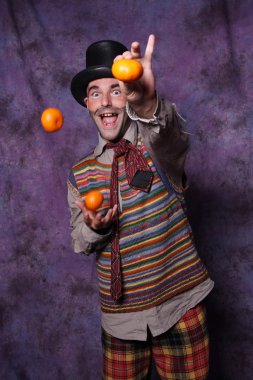 Mutlu palyaço joggling