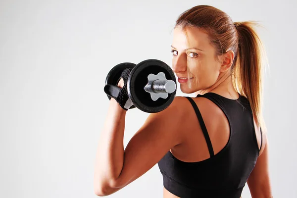 Chica de entrenamiento con pesas — Foto de Stock