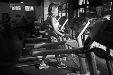 Koşu bandında koşan kız