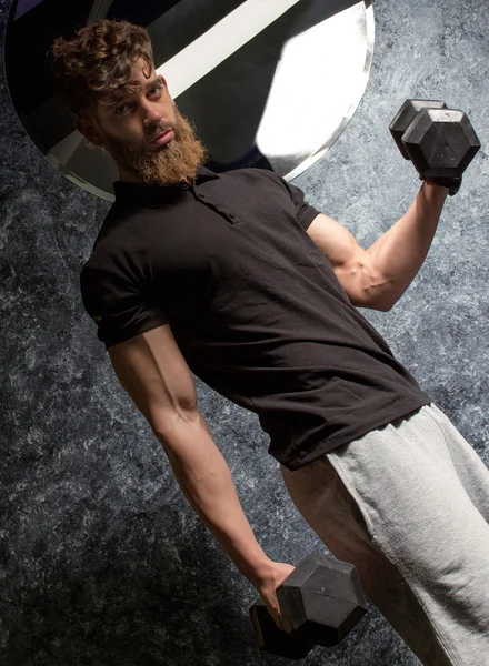 Мускулистый человек с бородой — стоковое фото