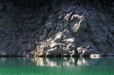 Rocky göl kıyısı