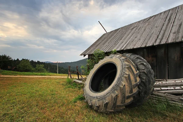 Заміський дворик з шинами трактора — стокове фото