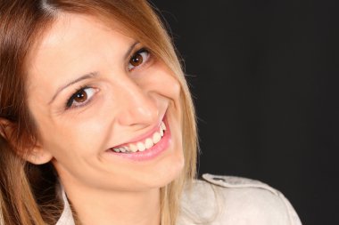 sarışın gülümseyerek