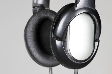 Büyük kulaklıklar izole