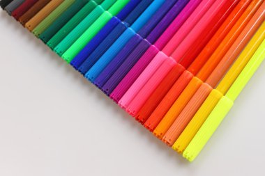 İzole renkli işaretleyicileri