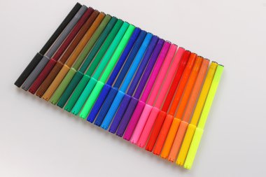 İzole renkli işaretleyicileri