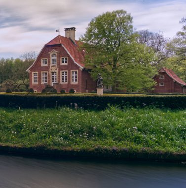 Almanya 'nın Muensterland bölgesinin manzarasına bakın. Rueschhaus adında bir ev.