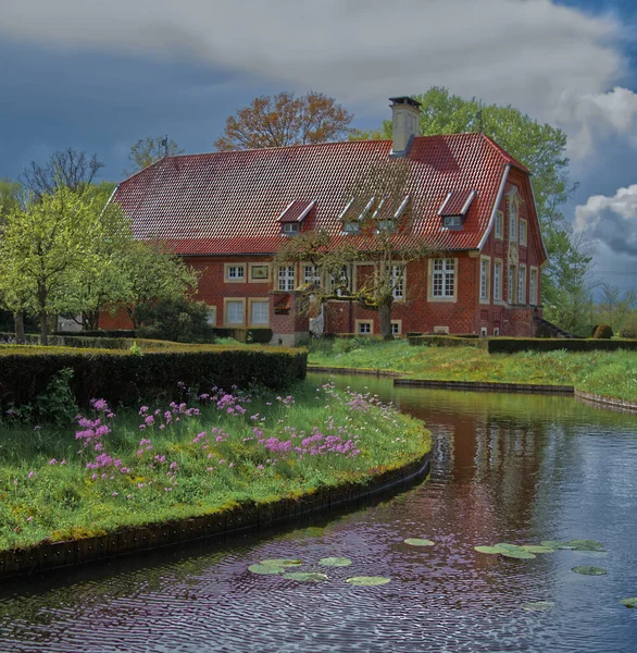 Vista del paisaje en la Alemania de Muensterland con la llamada casa Rueschhaus — Foto de Stock