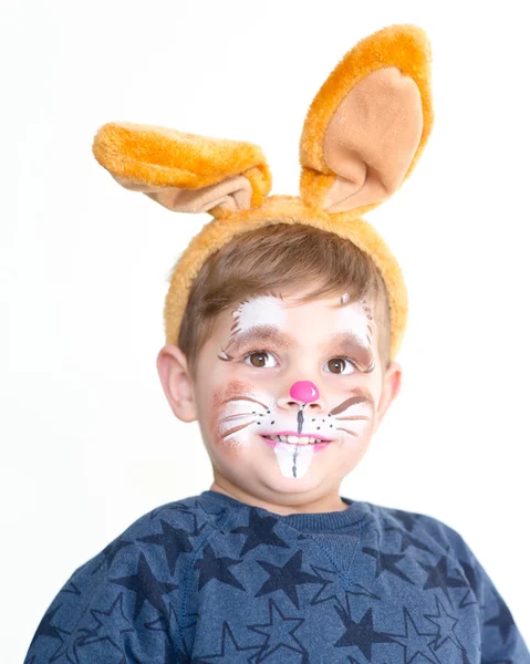 Jongen kind gezicht geschilderd paashaas — Stockfoto