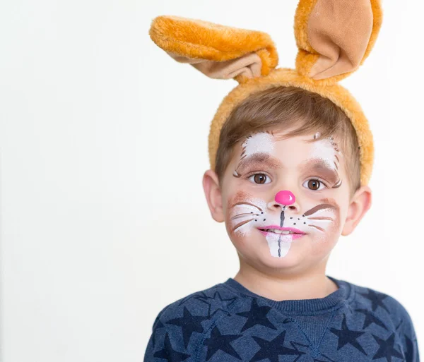 Chlapec dítě tvář malovaná Velikonoční zajíček — Stock fotografie