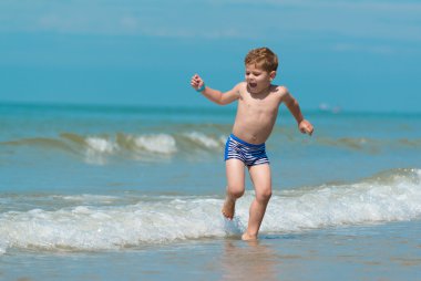 dilini ile deniz yoluyla çalışan küçük çocuk çocuk olduğunu