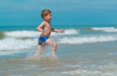 dilini ile deniz yoluyla çalışan küçük çocuk çocuk olduğunu