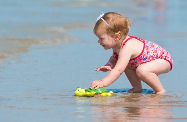 Kislány játszott a tengeren, a strandon — Stock Fotó
