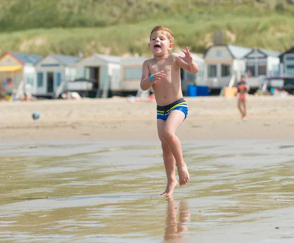 Fiú gyermek ugrik a strandon — Stock Fotó
