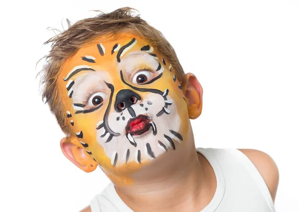 Mooie schattige jongen met schilderijen op zijn gezicht als een tijger of de Leeuw — Stockfoto