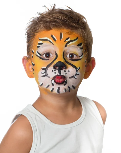 Adorable niño adorable con pinturas en su cara como un tigre o león —  Fotos de Stock