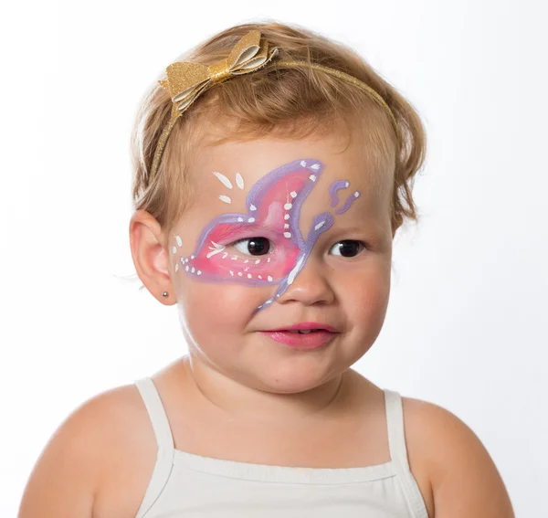 Mooie babymeisje met schilderijen op haar gezicht van een vlinder — Stockfoto