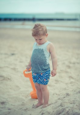 küçük çocuk çocuk kumsalda ıslak gömlek yüzünden üzgün değil