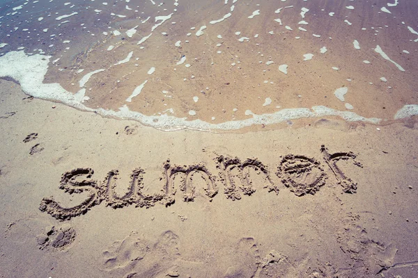 Sommer handgeschrieben im Sand des Strandes mit einem schönen Herzen — Stockfoto