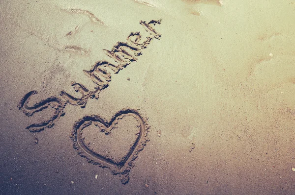 Літо, написане вручну на піску пляжу з прекрасним серцем — стокове фото