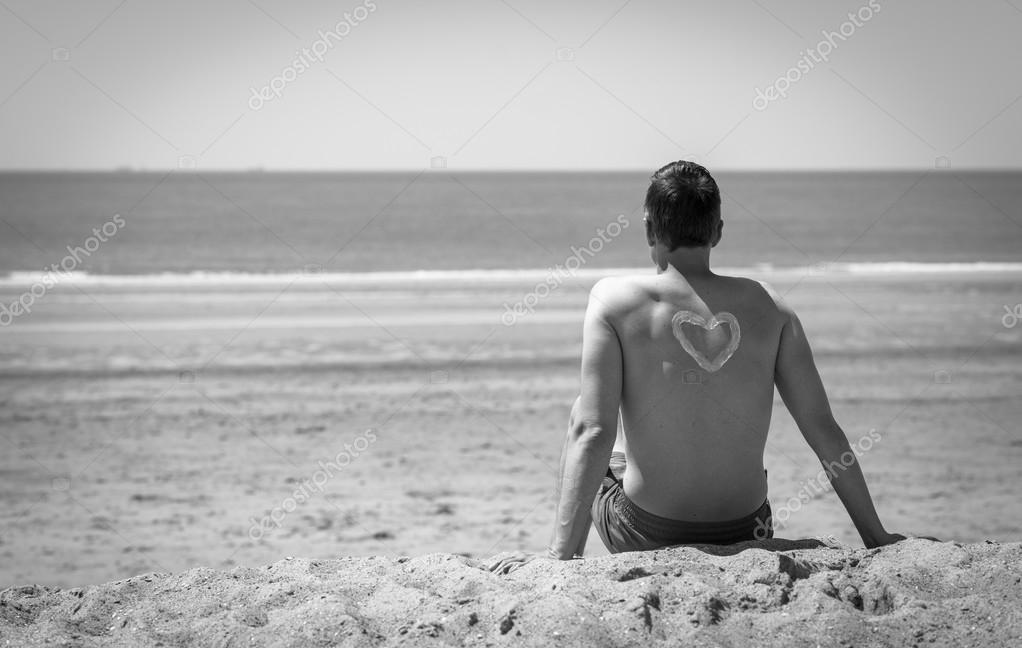 Jeune Homme Sur La Plage En Noir Et Blanc Photographie