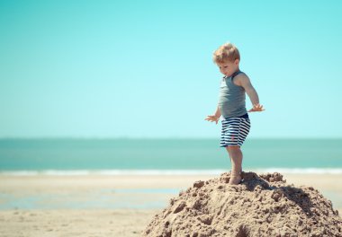 bir uçurum önünde duran küçük çocuk çocuk