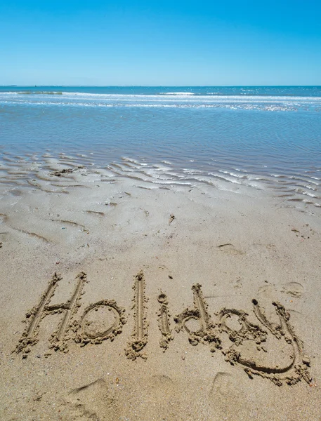 Verão escrito à mão na areia da praia com um coração adorável — Fotografia de Stock