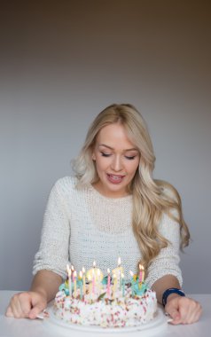 bautiful beyaz kız ona pasta mumlar üfleme