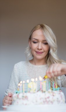 Mutlu genç ve güzel kadın bir Birt renkli mum