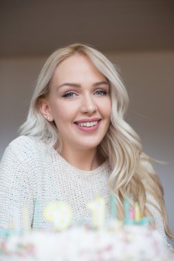 Doğum günü pastası önünde oturan kadın