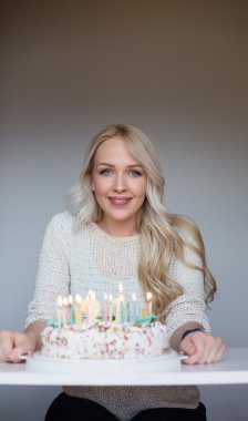 bautiful beyaz kız ona pasta mumlar üfleme