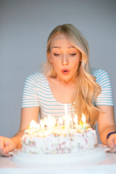 Bautiful kaukasiska flicka blåsa ljusen på hennes kaka — Stockfoto