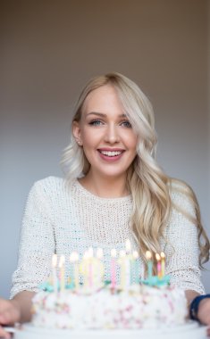 Mutlu genç ve güzel kadın bir Birt renkli mum