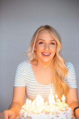 bautiful beyaz kız ona pasta mumlar üfleme