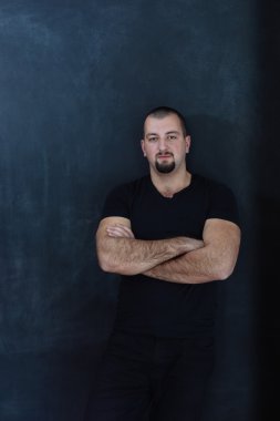 Kaslı bir erkek, koyu tonu portresi