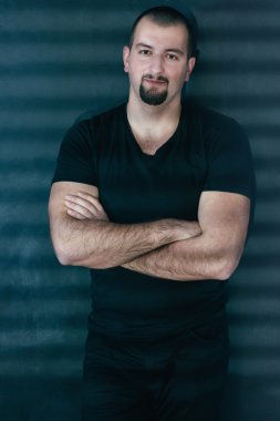 bir genç adam ayakta Gölgelerin içinden blin poz portresi