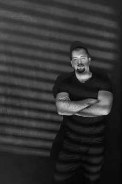 Gölgelerin içinden penceresiyle tarafından ayakta handsom adam portresi