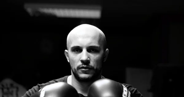 Fighter poses in ring — Stock Photo, Image