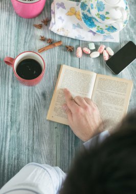 İn masa kahve, telefon, kitap, boş alanı, Rusti'yi Üstten Görünüm