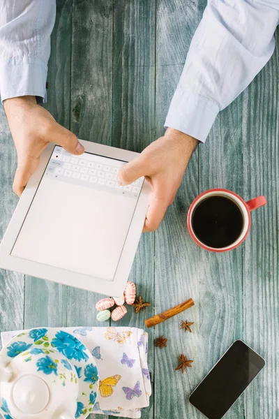 Hand mit Tablettenattrappe ähnlich ipad Stil auf Holz Schreibtisch whit — Stockfoto