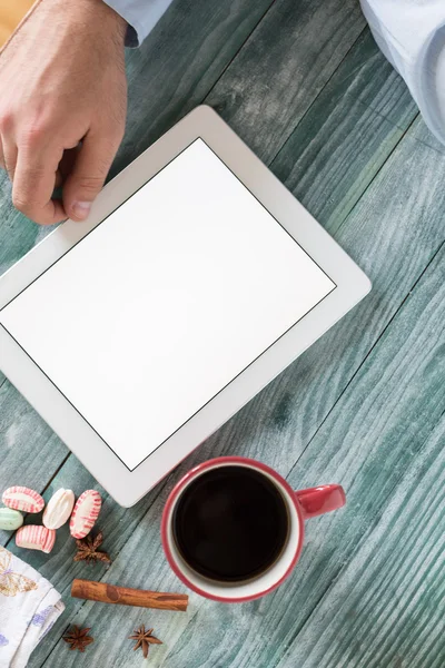 Mano usando la tableta de la maqueta similar al estilo del ipad en whit del escritorio de madera — Foto de Stock