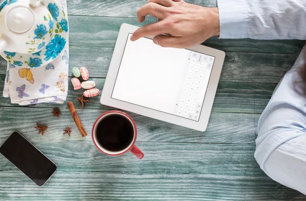 Ręcznie za pomocą makieta tabletka podobne do ipad styl odrobina drewniane biurko — Zdjęcie stockowe