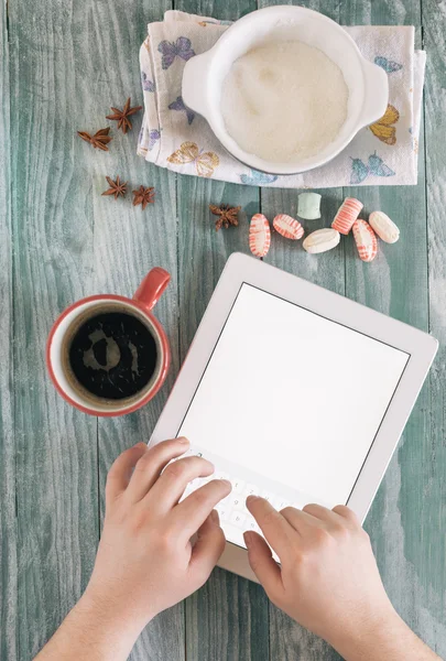 Café y tableta en mesa de madera en bruto colorido — Foto de Stock