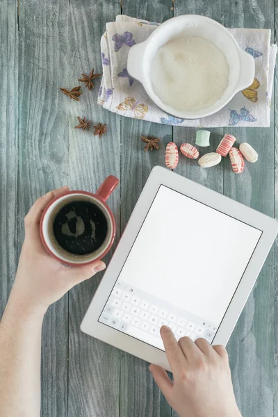 Café y tableta en mesa de madera en bruto colorido — Foto de Stock