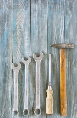 Masanın üzerinde çeşitli DIY araçları