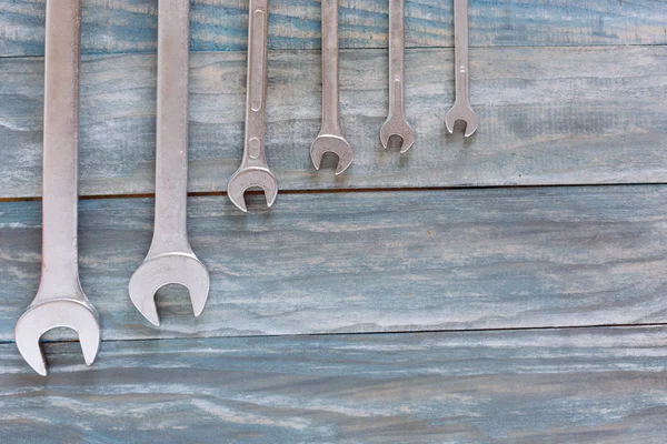Мастерская, ремонт. Инструменты на деревянном столе — стоковое фото